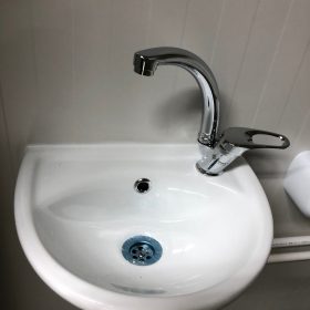 wastafel met thermostaatkraan